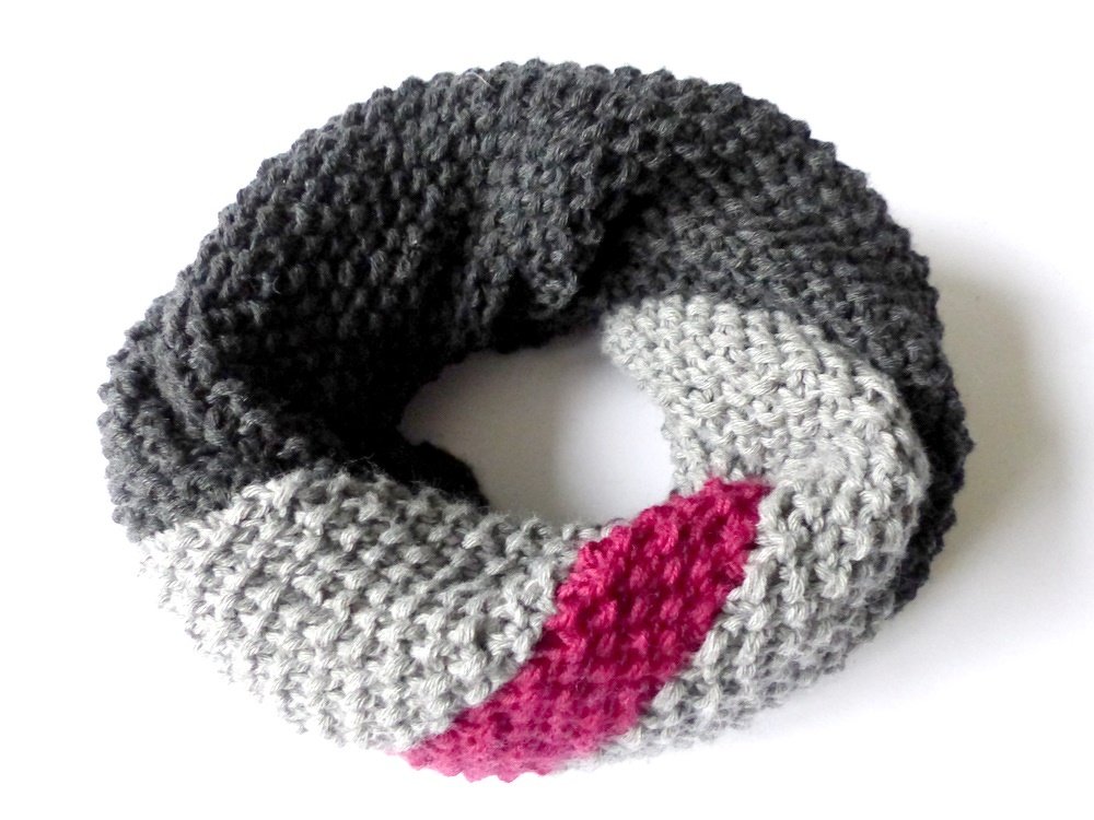 Gestrickter Loop-Schal in Dunkelgrau, Hellgrau und Pink mit strukturierter Maschenoptik