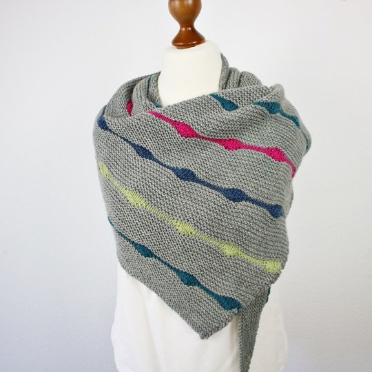 Strickanleitung Dreieckstuch Hip Hop – asymmetrisches Tuch mit Farbakzenten