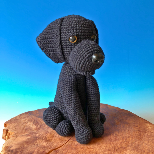 Crochet pattern for a sitting Labrador puppy amigurumi