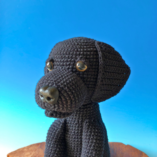 Crochet pattern for a sitting Labrador puppy amigurumi