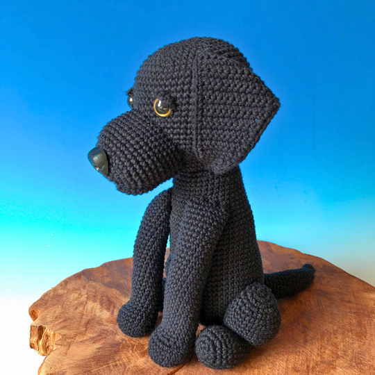 Crochet pattern for a sitting Labrador puppy amigurumi