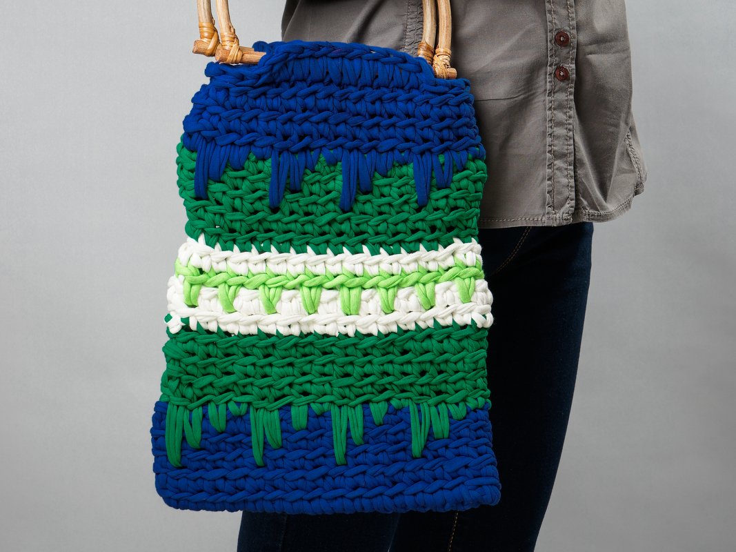 Gehäkelte Shopper-Tasche in Blau, Grün und Weiß mit runden Holzhenkeln