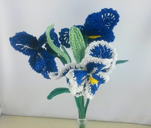 Blau -Weiße Iris in Vase - Häkelanleitung