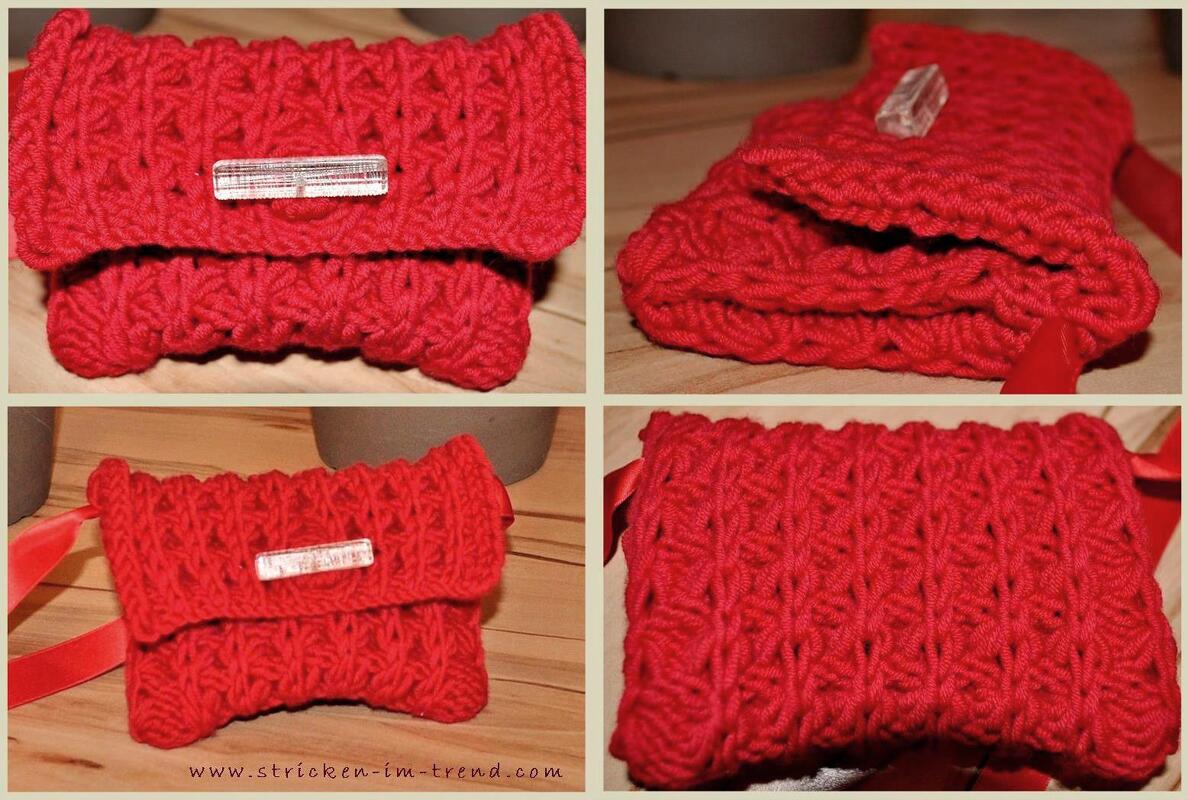 Rotes gestricktes Täschchen mit umgeschlagener Klappe und rotem Band
