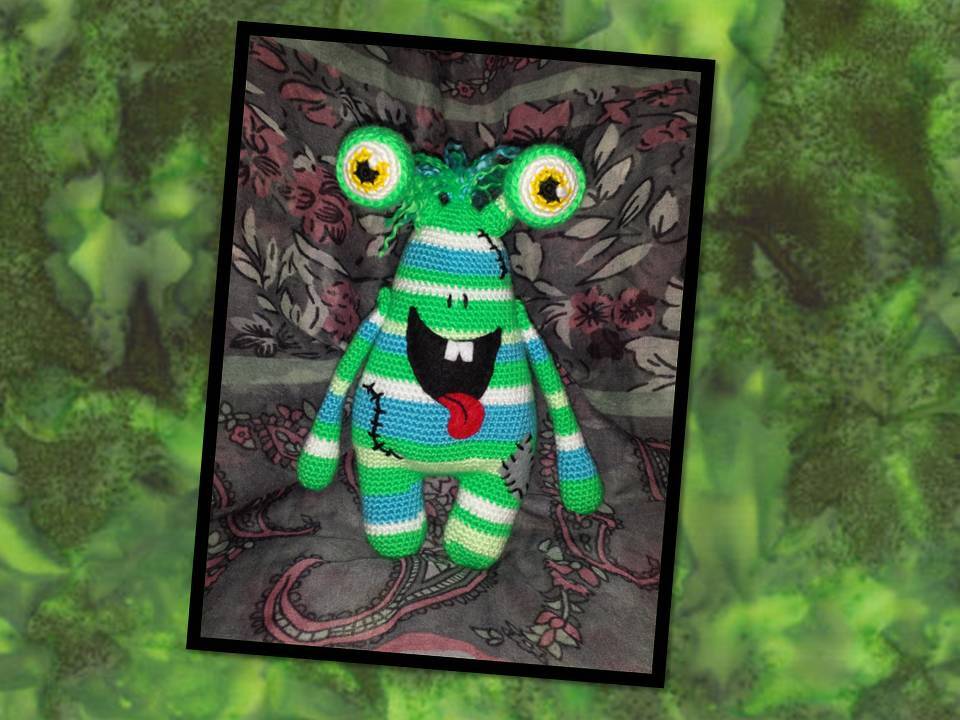 Gehäkeltes gestreiftes Amigurumi-Monster mit gelben Augen und roter Zunge
