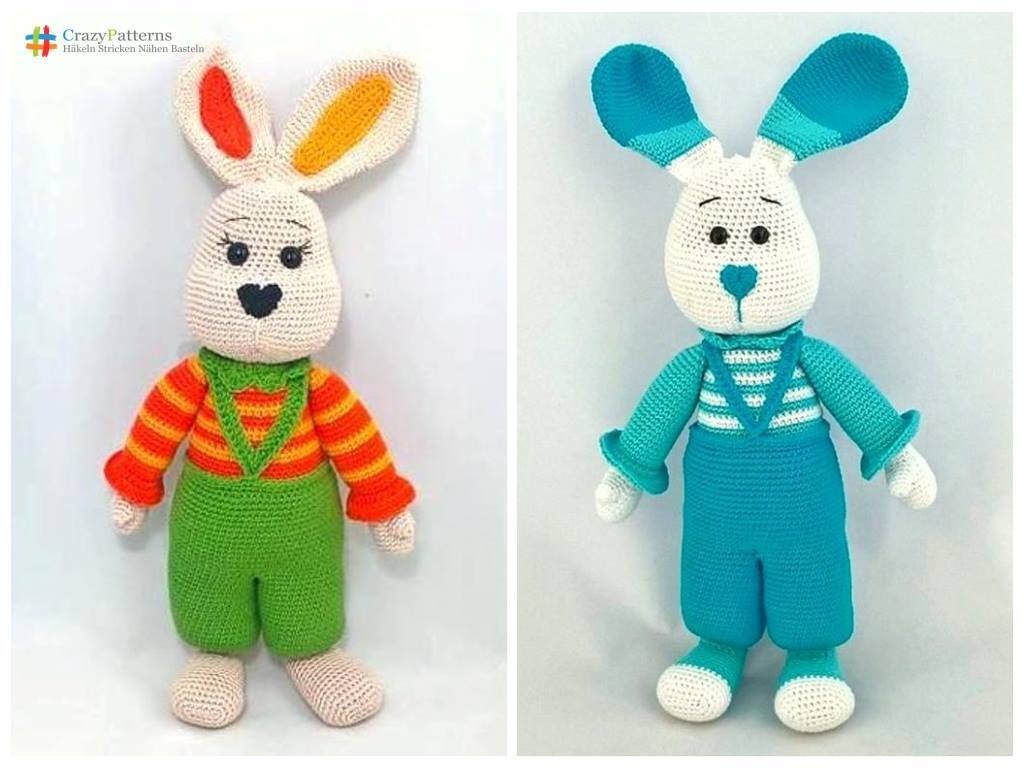 Zwei Amigurumi-Hasen: links grüne Latzhose und orange-gestreiftes Oberteil, rechts blaue Latzhose und blau-weiß gestreiftes Oberteil.
