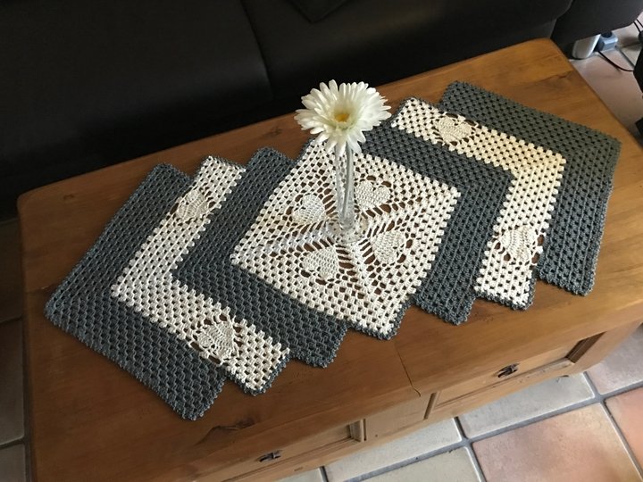 Häkeln / Tischläufer mit Herz