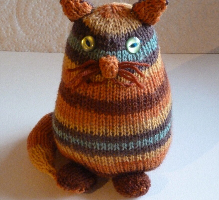 kleine Kuschelkatze Karlo gestrickt