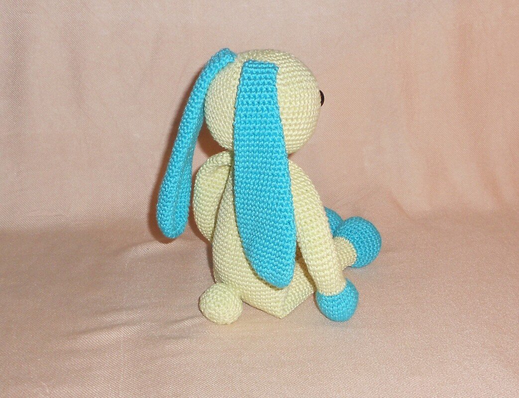 Amigurumi-Hase in Creme und Türkis, Rückansicht