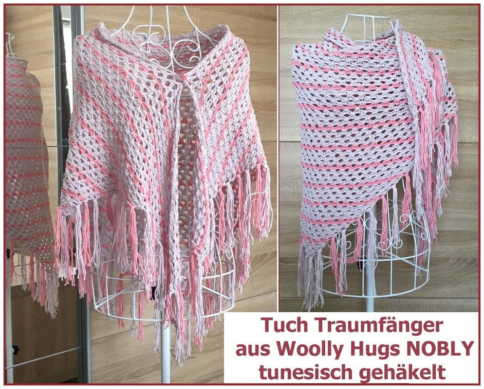 Tunesisch gehäkeltes Dreieckstuch in Rosé und Hellgrau mit Ajourmuster und Fransen auf Schneiderbüste