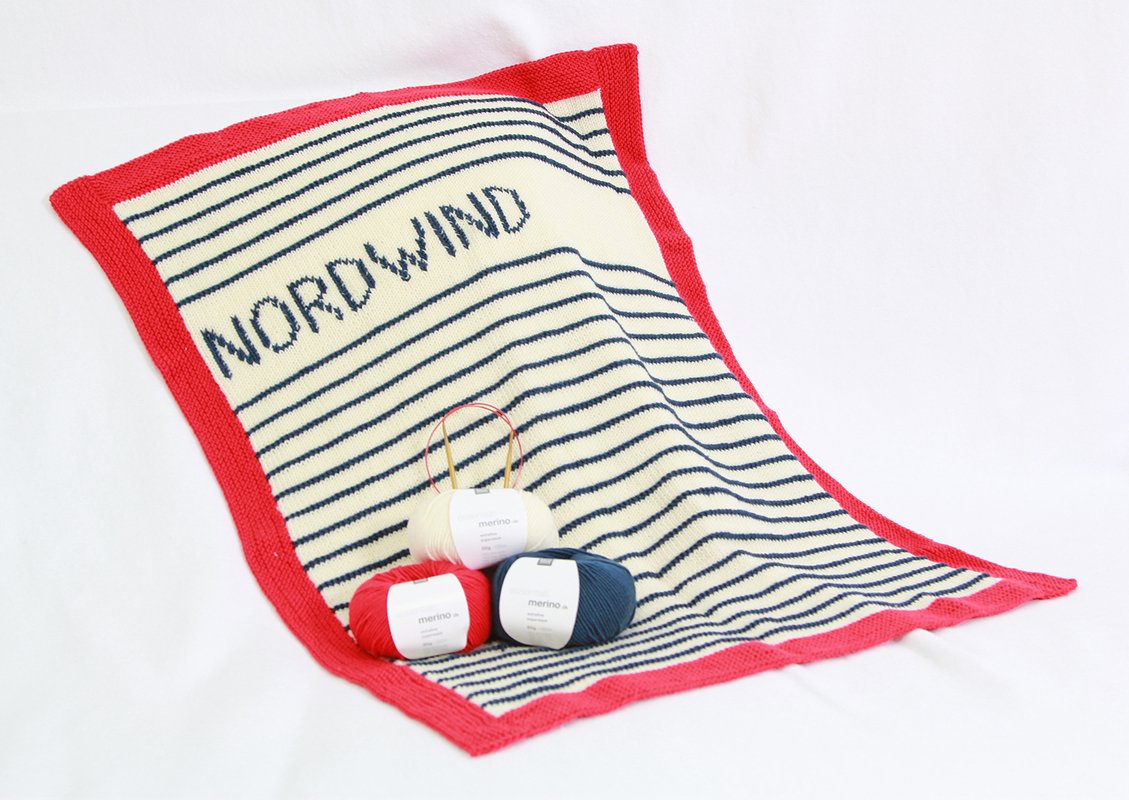 Strickanleitung Babydecke Nordwind mit gesticktem Namen in der Größe 55x75