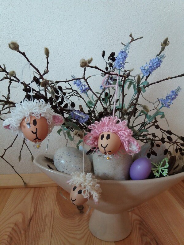 Dekoschale mit Weidenkätzchen, blauen Blüten und drei gehäkelten Schaf-Ostereiern