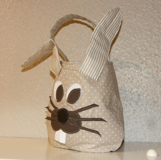 Handgenähte Häschen‑Tasche mit Griff und appliziertem Gesicht