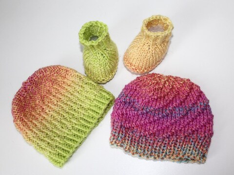 Strickanleitung 2 Babymützen, Wendemützen 0 - 4 Monate + Booties Sohlenlänge 9 cm