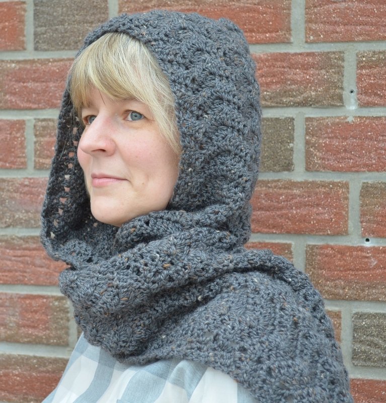 Häkelanleitung für Kapuzenschal in graphit