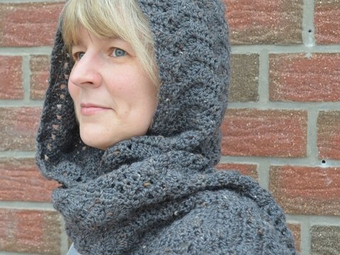Häkelanleitung für Kapuzenschal in graphit