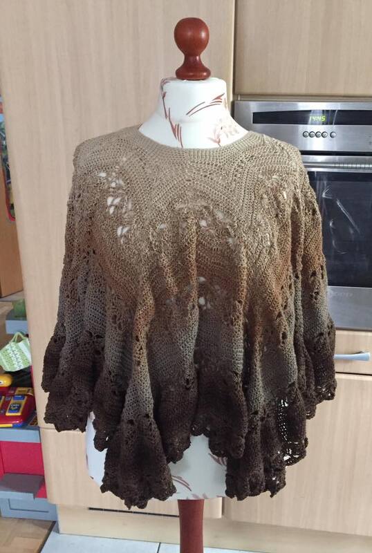 Brauner Häkelponcho mit Farbverlauf und Lochmuster auf Schneiderbüste