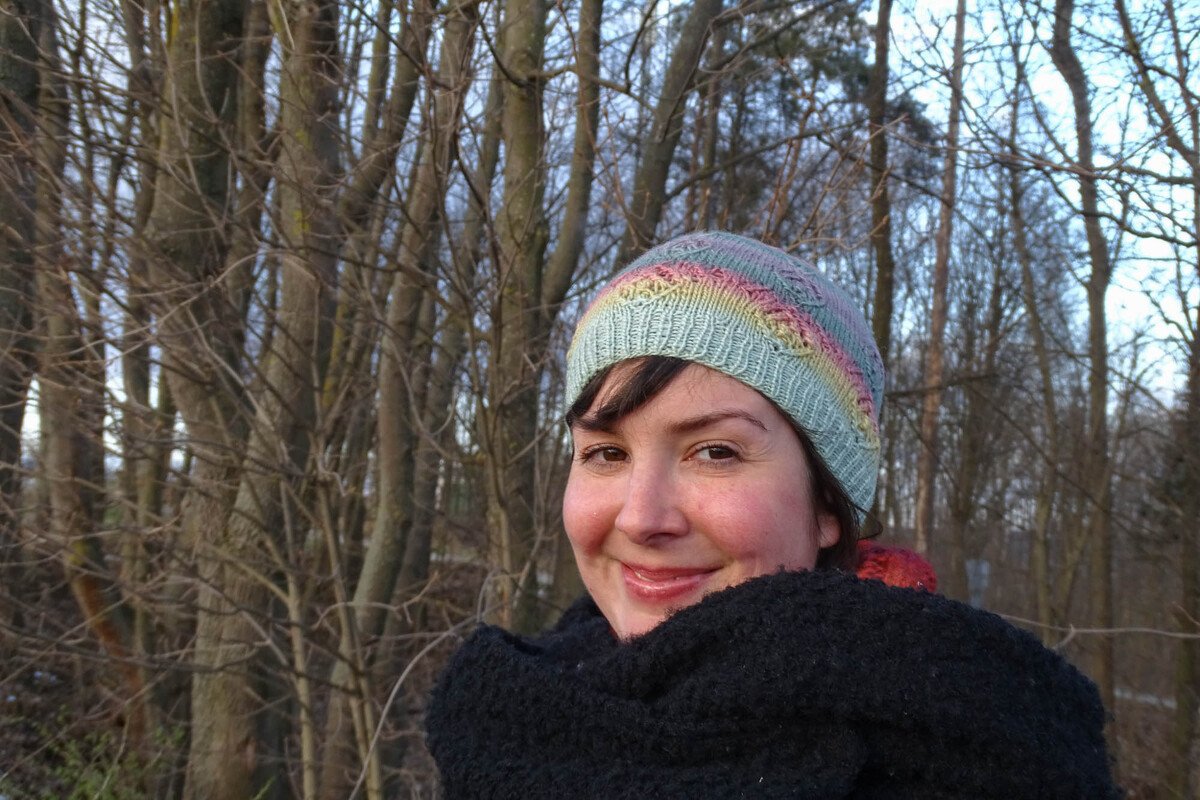 Strickanleitung für Damenmütze mit Lochmuster "Lacy Diamonds Hat" - Bild 4