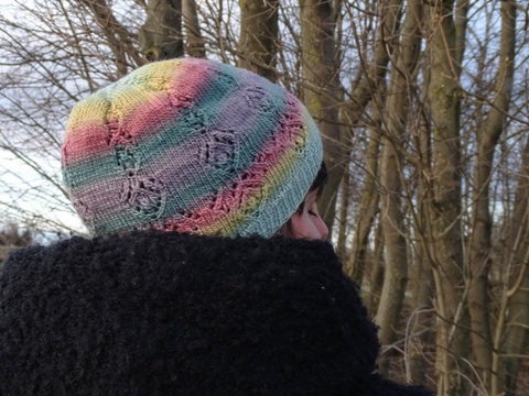 Strickanleitung für Damenmütze mit Lochmuster "Lacy Diamonds Hat"