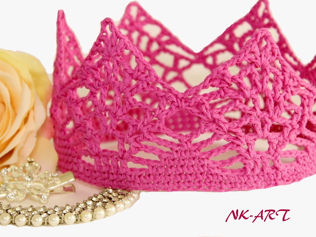 Rosa gehäkelte Prinzessinnenkrone mit Zacken, gelbe Rose und Perlenkette