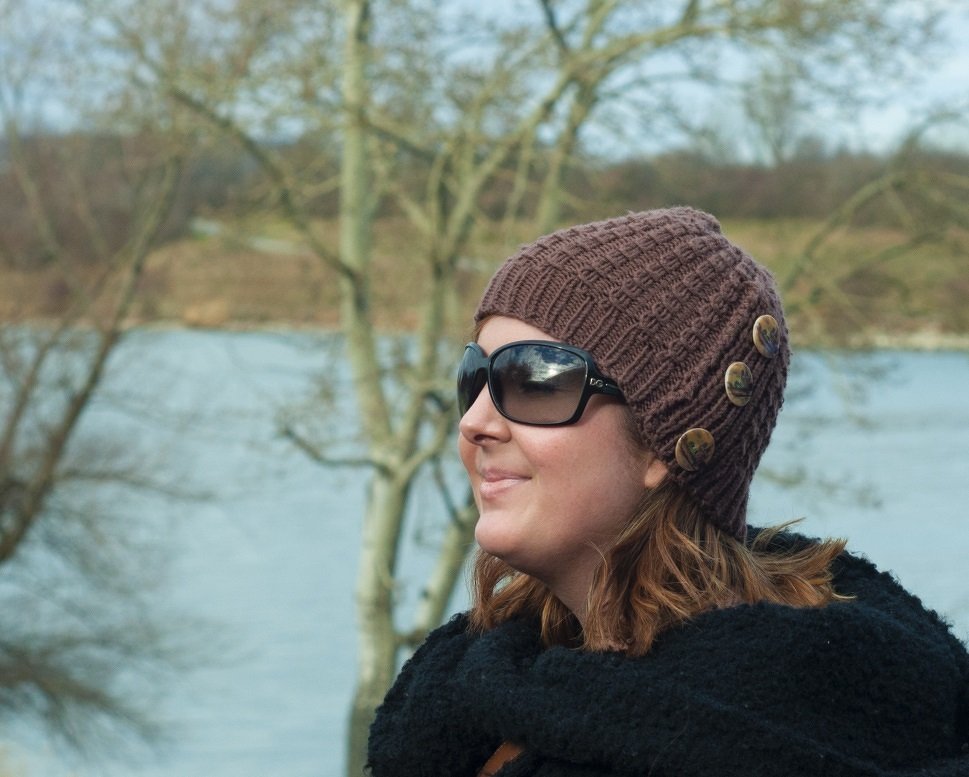 Strickmuster für Mütze im Bambusmuster mit Knöpfen "Girl from Paris"