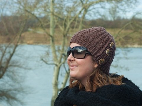 Strickmuster für Mütze im Bambusmuster mit Knöpfen "Girl from Paris"