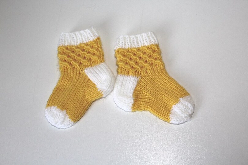 Strickanleitung Babysocken, Baby-Söckchen, Sohlenlänge 9 cm, Sternchenmuster