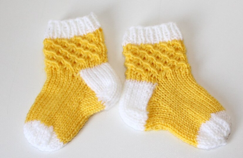 Strickanleitung Babysocken, Baby-Söckchen, Sohlenlänge 9 cm, Sternchenmuster