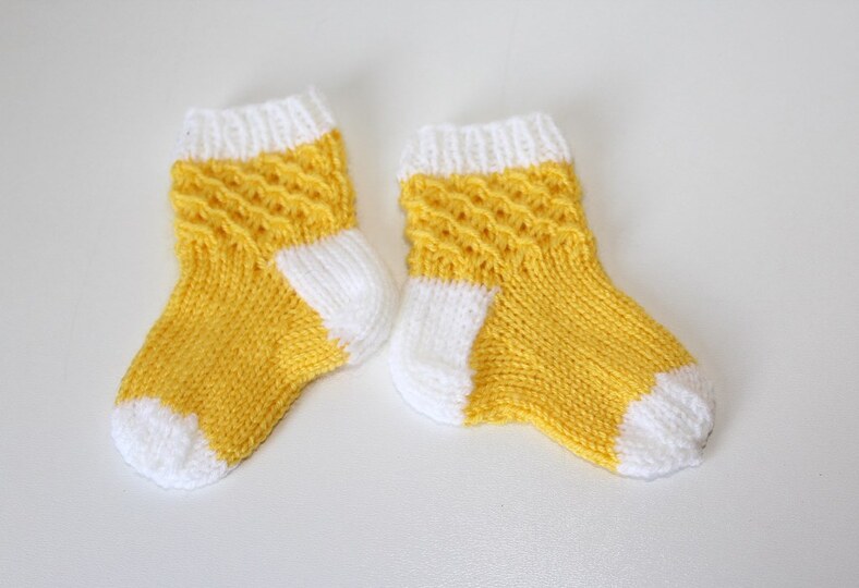Strickanleitung Babysocken, Baby-Söckchen, Sohlenlänge 9 cm, Sternchenmuster