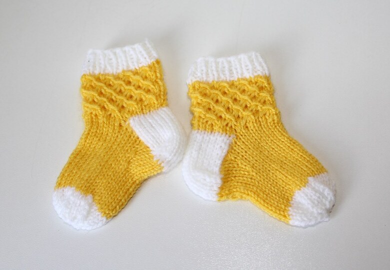 Strickanleitung Babysocken, Baby-Söckchen, Sohlenlänge 9 cm, Sternchenmuster