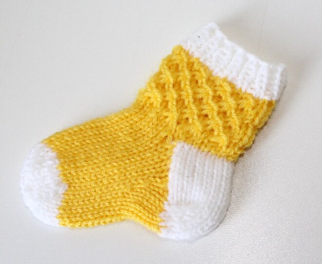 Strickanleitung Babysocken, Baby-Söckchen, Sohlenlänge 9 cm, Sternchenmuster