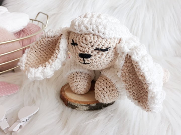 Schmuselamm Jeschua- Häkelanleitung Amigurumi von Wolldiamant
