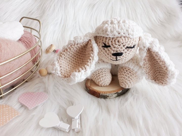 Schmuselamm Jeschua- Häkelanleitung Amigurumi von Wolldiamant