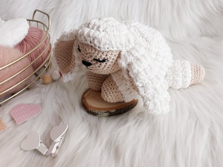 Schmuselamm Jeschua- Häkelanleitung Amigurumi von Wolldiamant