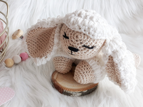 Schmuselamm Jeschua- Häkelanleitung Amigurumi von Wolldiamant