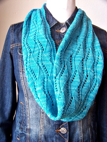 Strickanleitung Loop – eleganter Frühlingsschal mit Wellenmuster