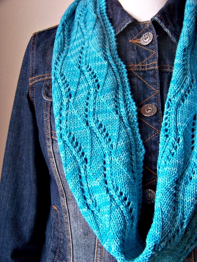 Strickanleitung Loop – eleganter Frühlingsschal mit Wellenmuster