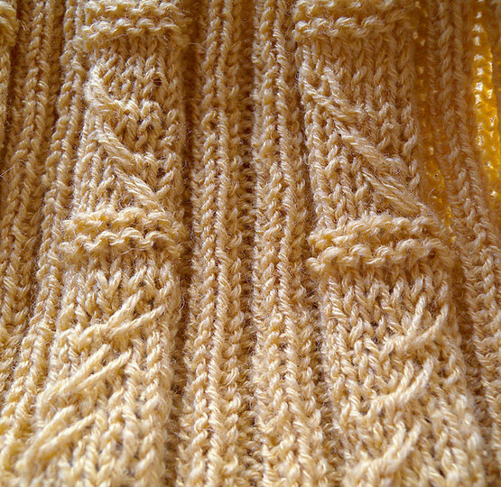 Strickmuster für gerippten Schal mit Zöpfen "Built on Sand"