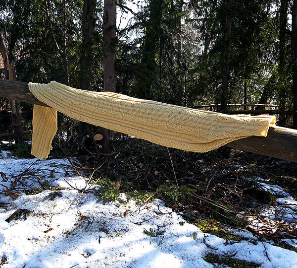 Strickmuster für gerippten Schal mit Zöpfen "Built on Sand"