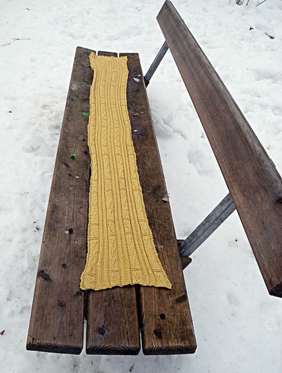 Strickmuster für gerippten Schal mit Zöpfen "Built on Sand"