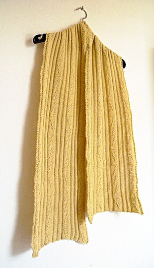 Strickmuster für gerippten Schal mit Zöpfen "Built on Sand"