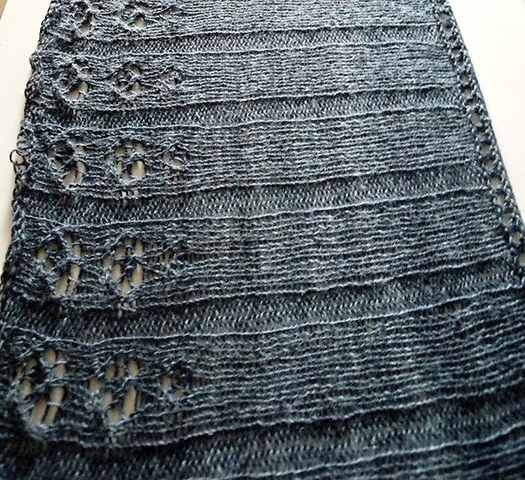 Strickanleitung für Schultertuch (oder Umhang) mit Lochmuster "Nite Flite"