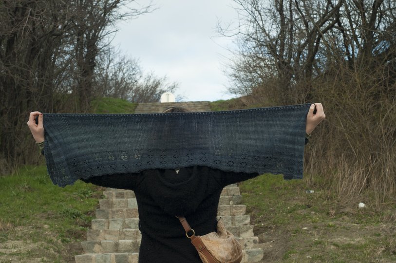 Strickanleitung für Schultertuch (oder Umhang) mit Lochmuster "Nite Flite"