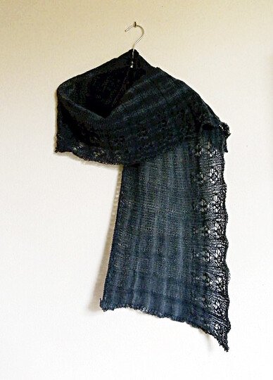 Strickanleitung für Schultertuch (oder Umhang) mit Lochmuster "Nite Flite"