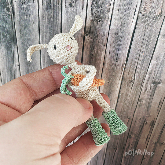 Clara liebt Karotten - Häkelanleitung Amigurumi Hase Miniatur