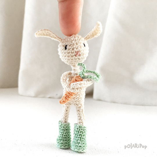 Clara liebt Karotten - Häkelanleitung Amigurumi Hase Miniatur