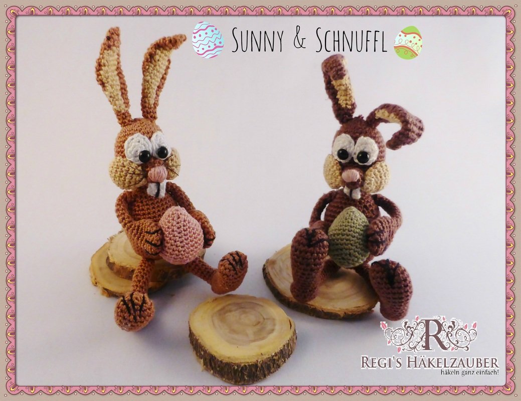 Gehäkelte Amigurumi-Hasen in Brauntönen auf Holzscheiben, jeweils mit kleinem Häkelei