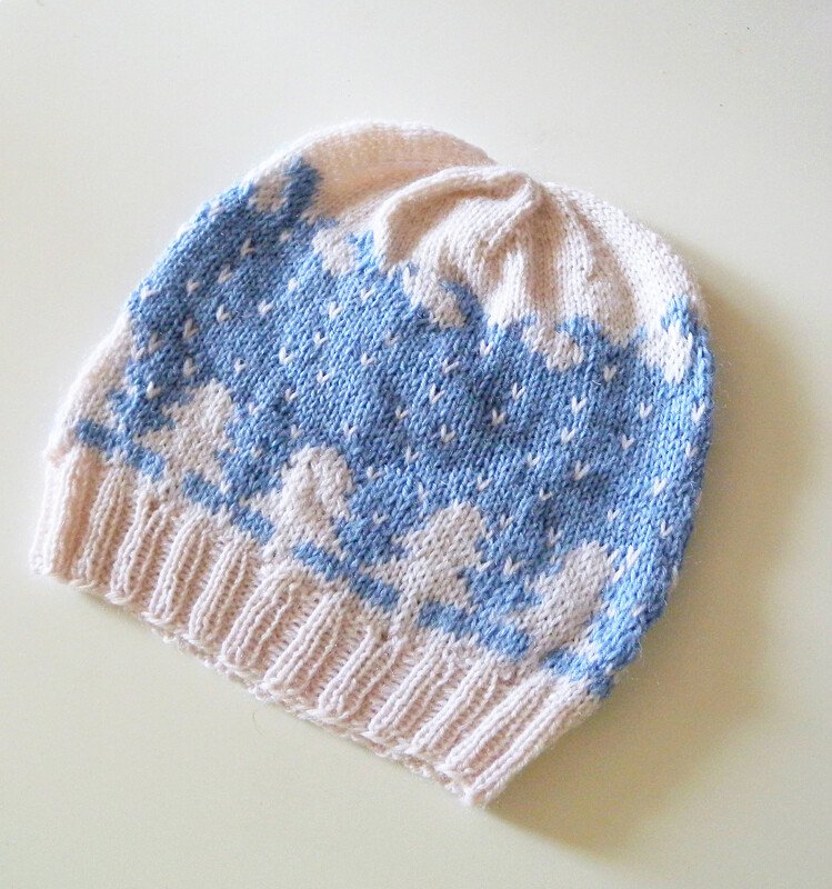 Beanie mit Rippenbündchen, blau-weißem Jacquardmuster und konischer Form zur Krone