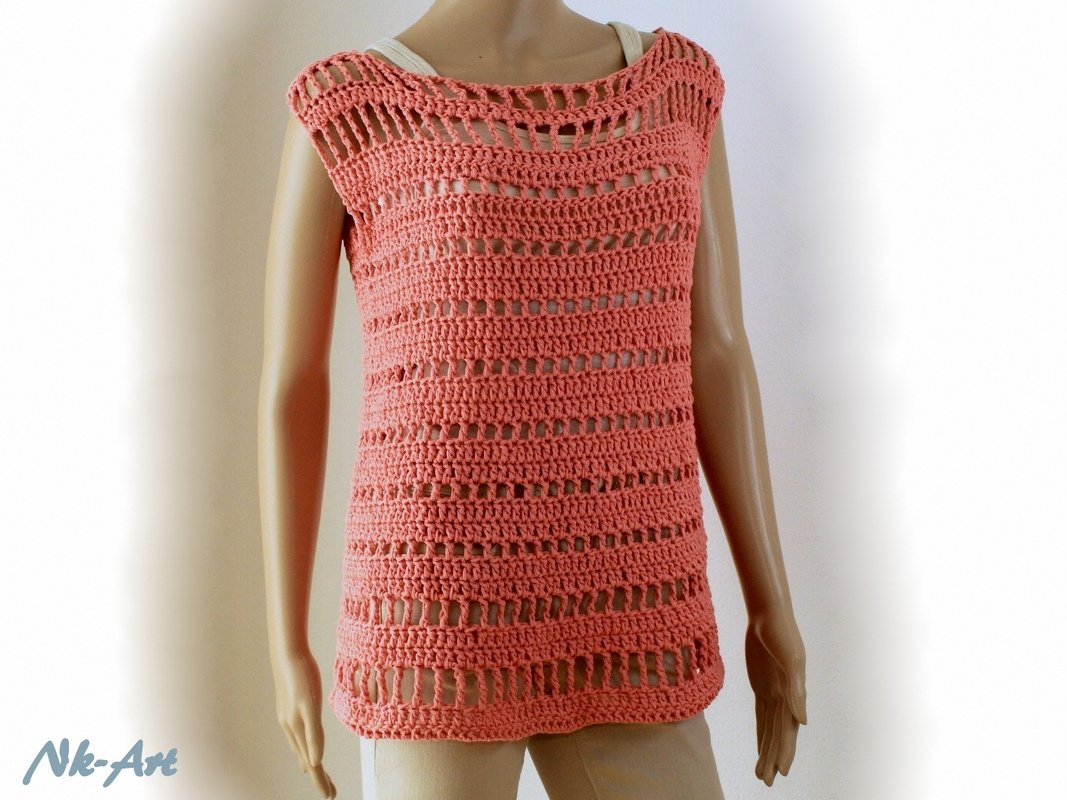 Korallenfarbenes gehäkeltes ärmelloses Top mit horizontalen Lochstreifen auf Mannequin