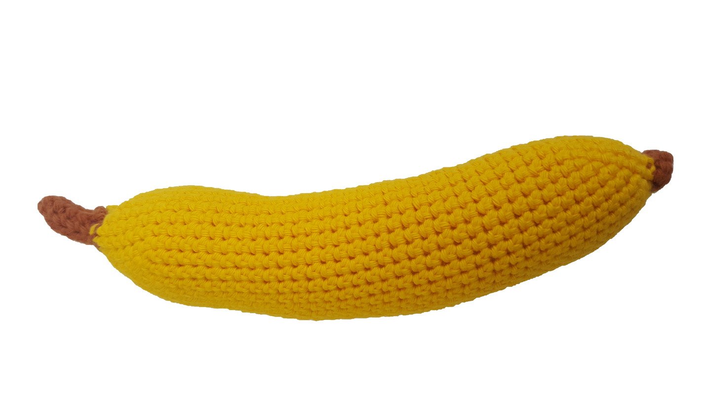 Gehäkelte gelbe Banane mit braunen Enden, Seitenansicht